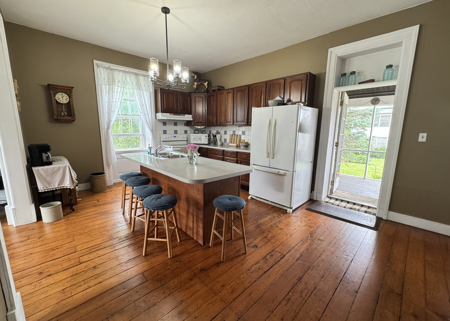 304 E Broadway Property Photo 5