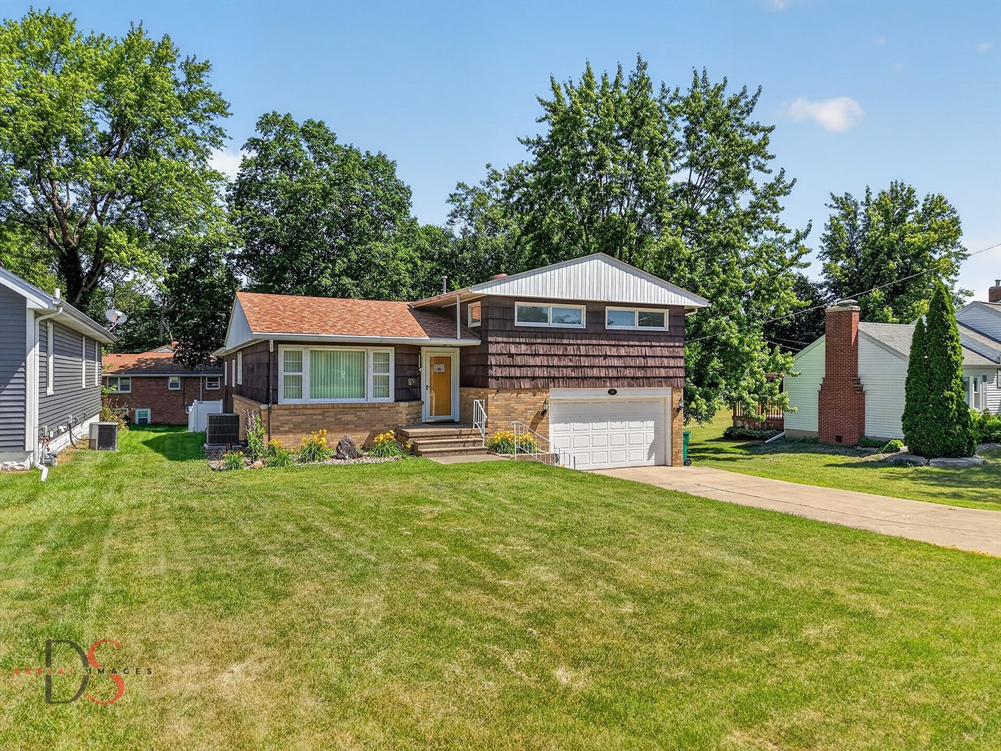 416 W Bluff Street Property Photo 1