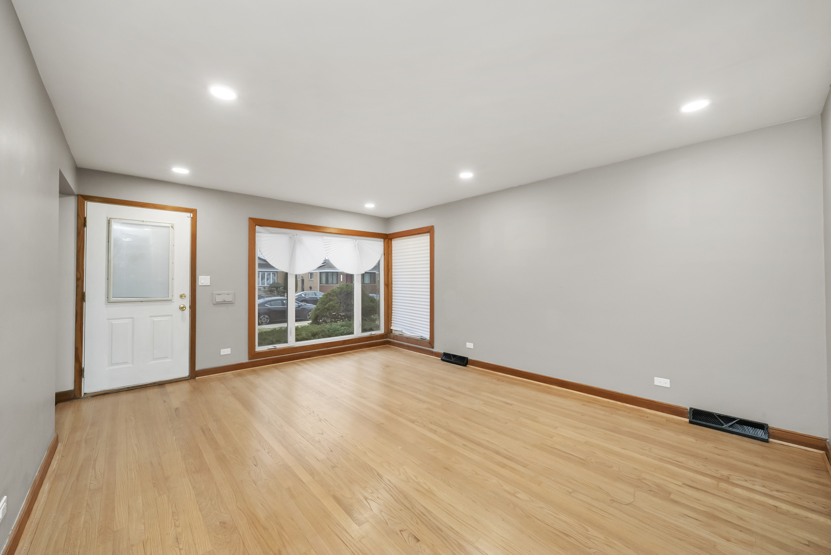 12809 S May Street Property Photo 3