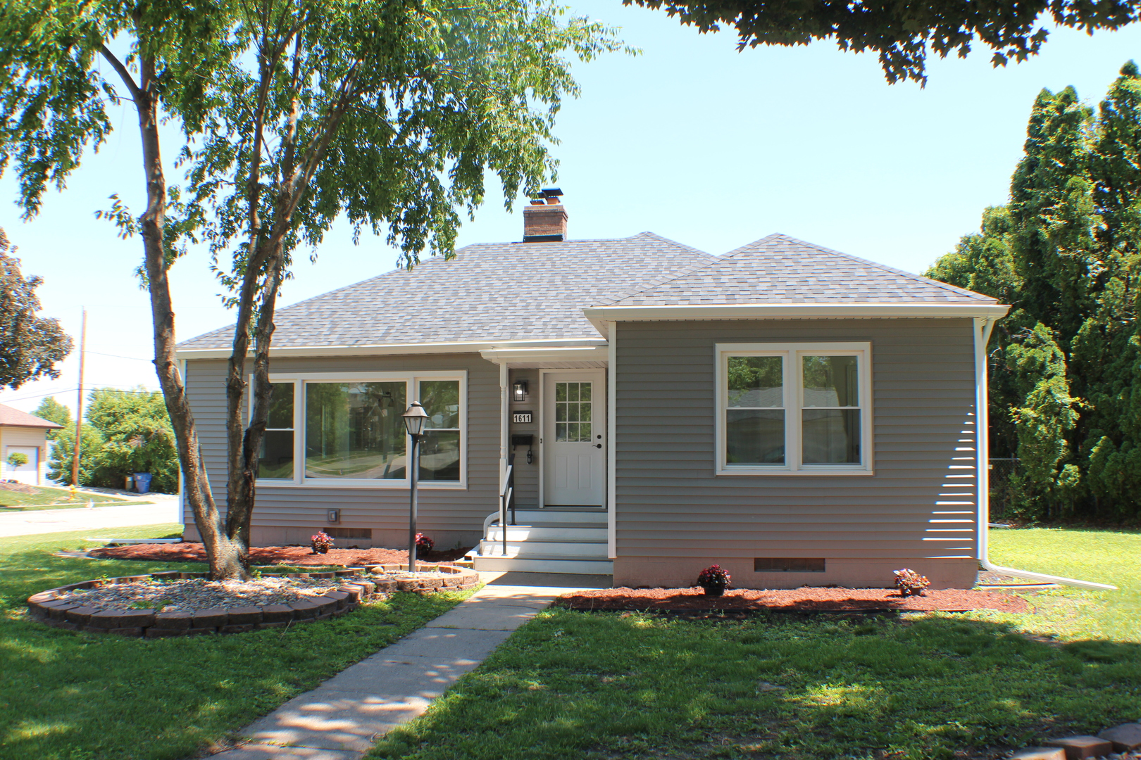 1611 Coffelt Avenue Property Photo 1