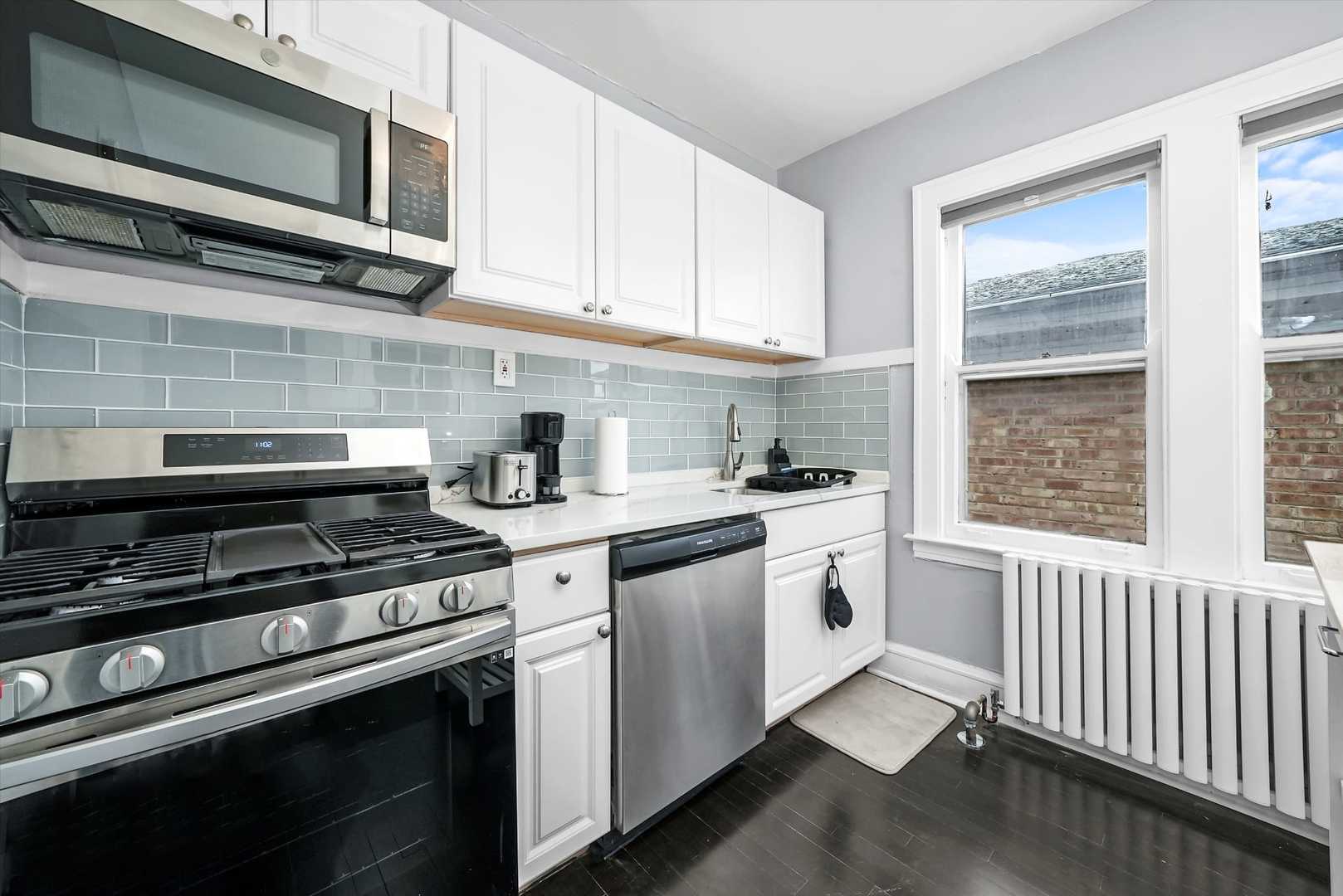 6029 N Austin Avenue Property Photo 9