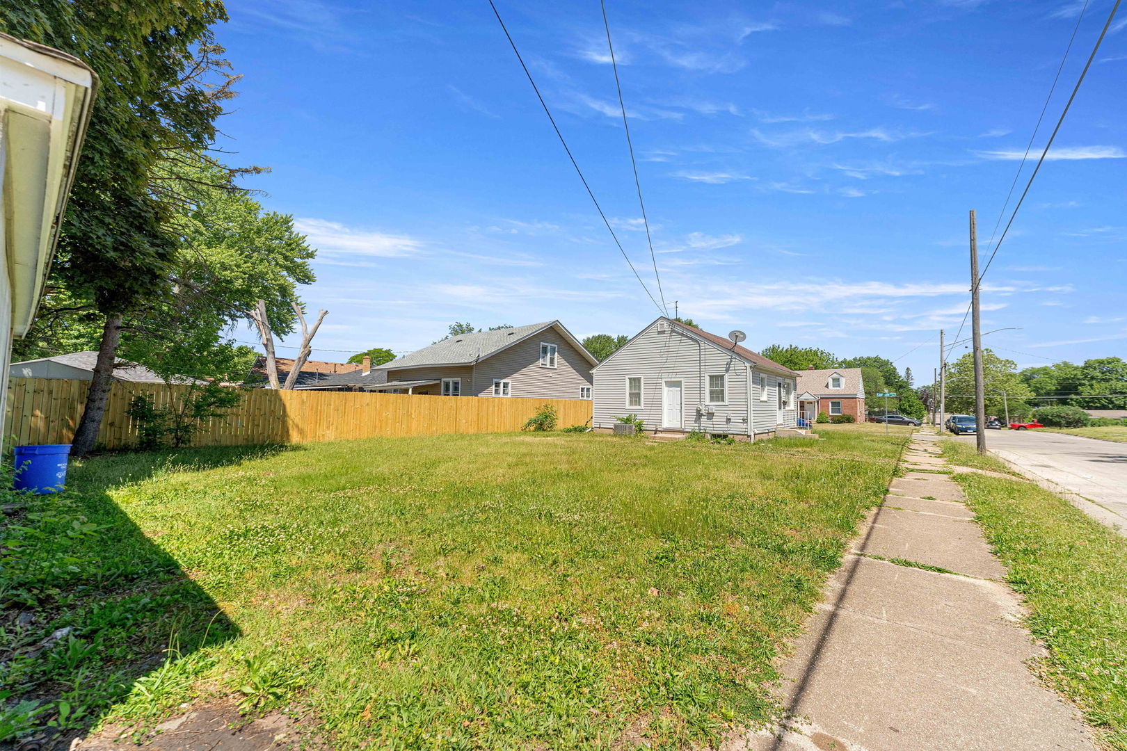 2120 Grenshaw Street Property Photo 5