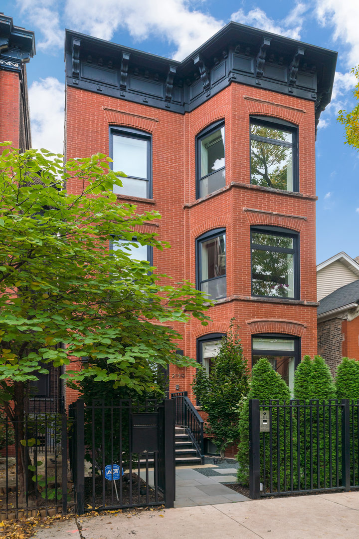 2119 N Kenmore Avenue Property Photo 1