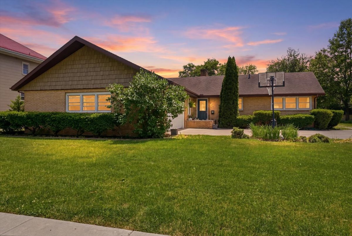 409 E Oak Street — $280,000