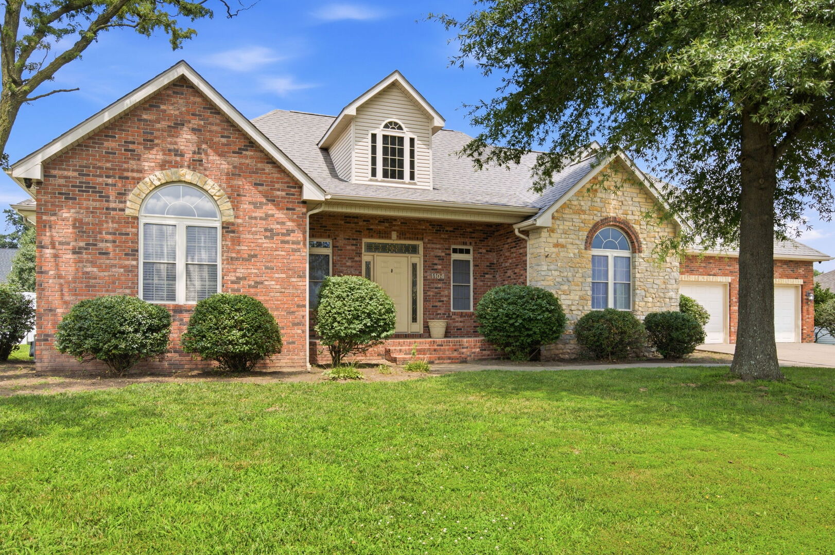 1104 Daybreak Drive Property Photo 1