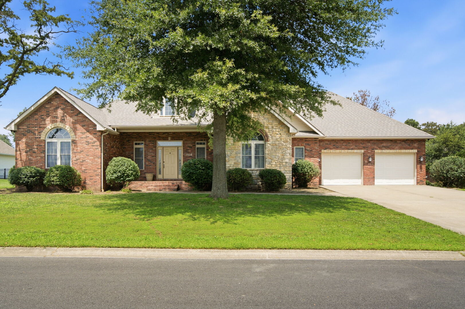 1104 Daybreak Drive Property Photo 2