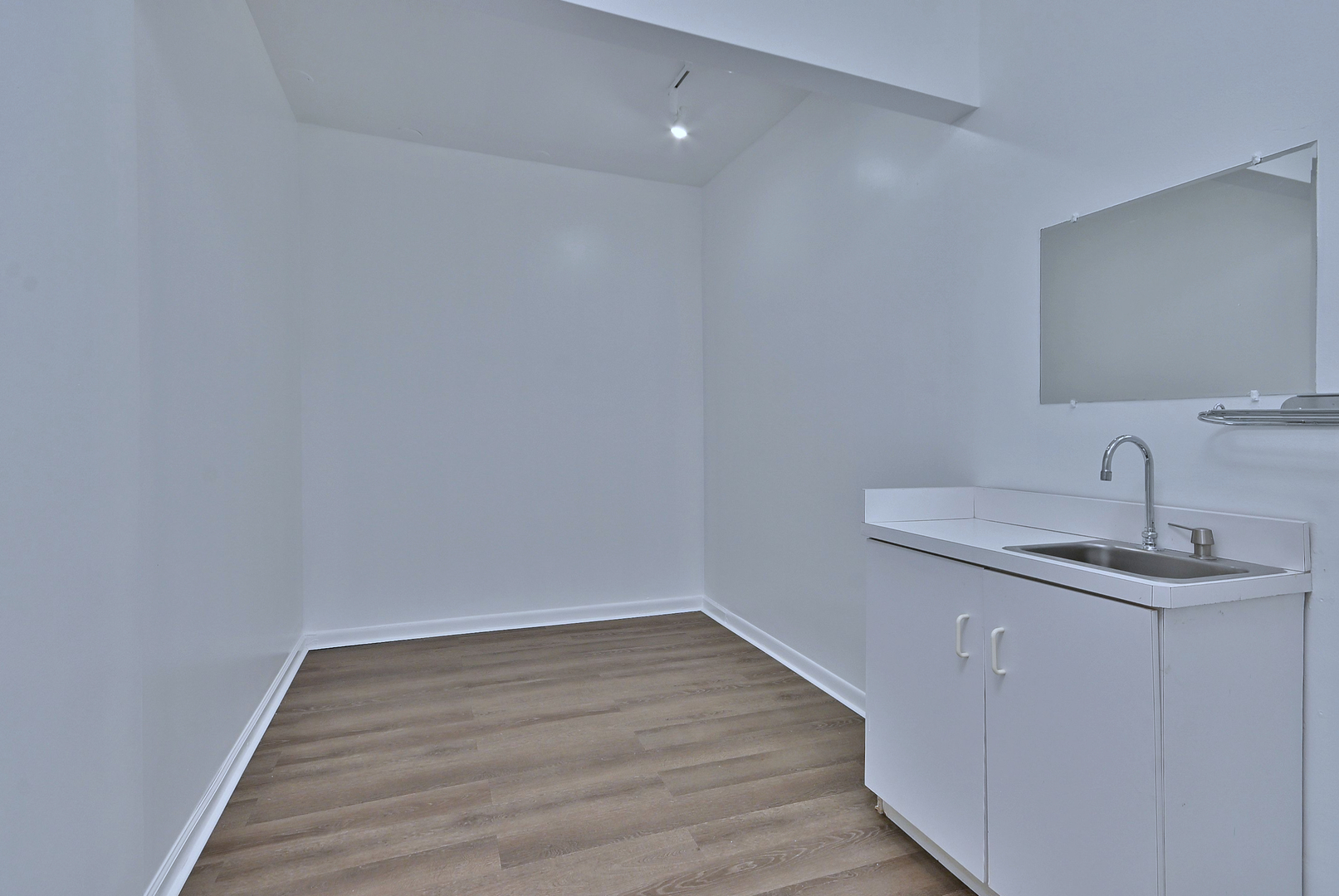 7460 W Belmont Avenue Property Photo 9