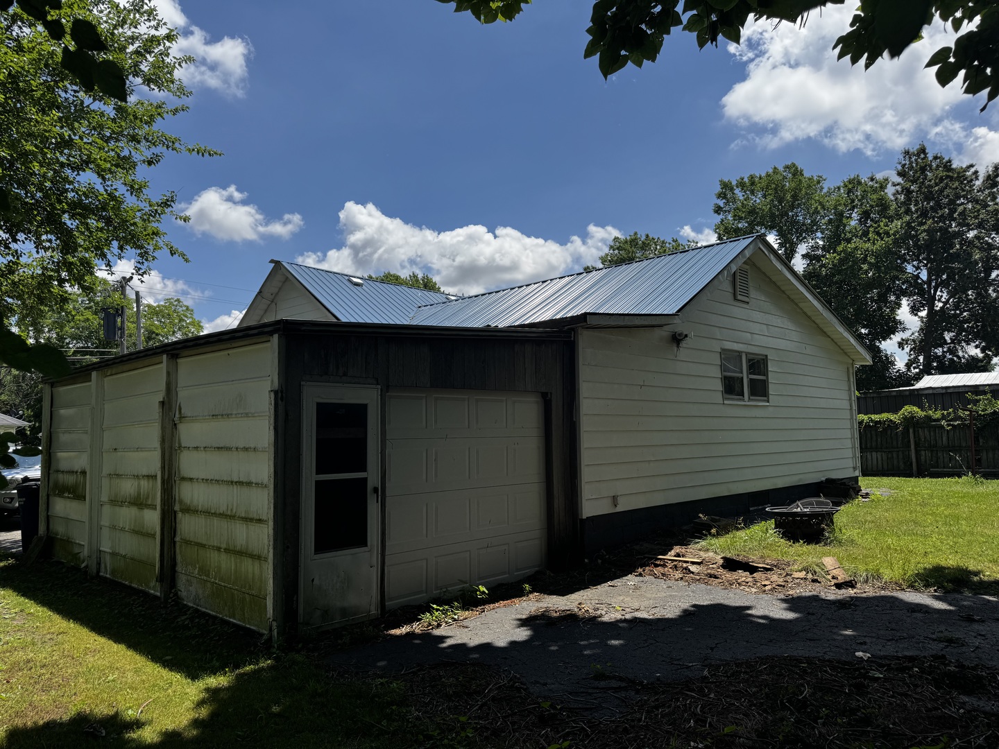545 N Division Street Property Photo 4
