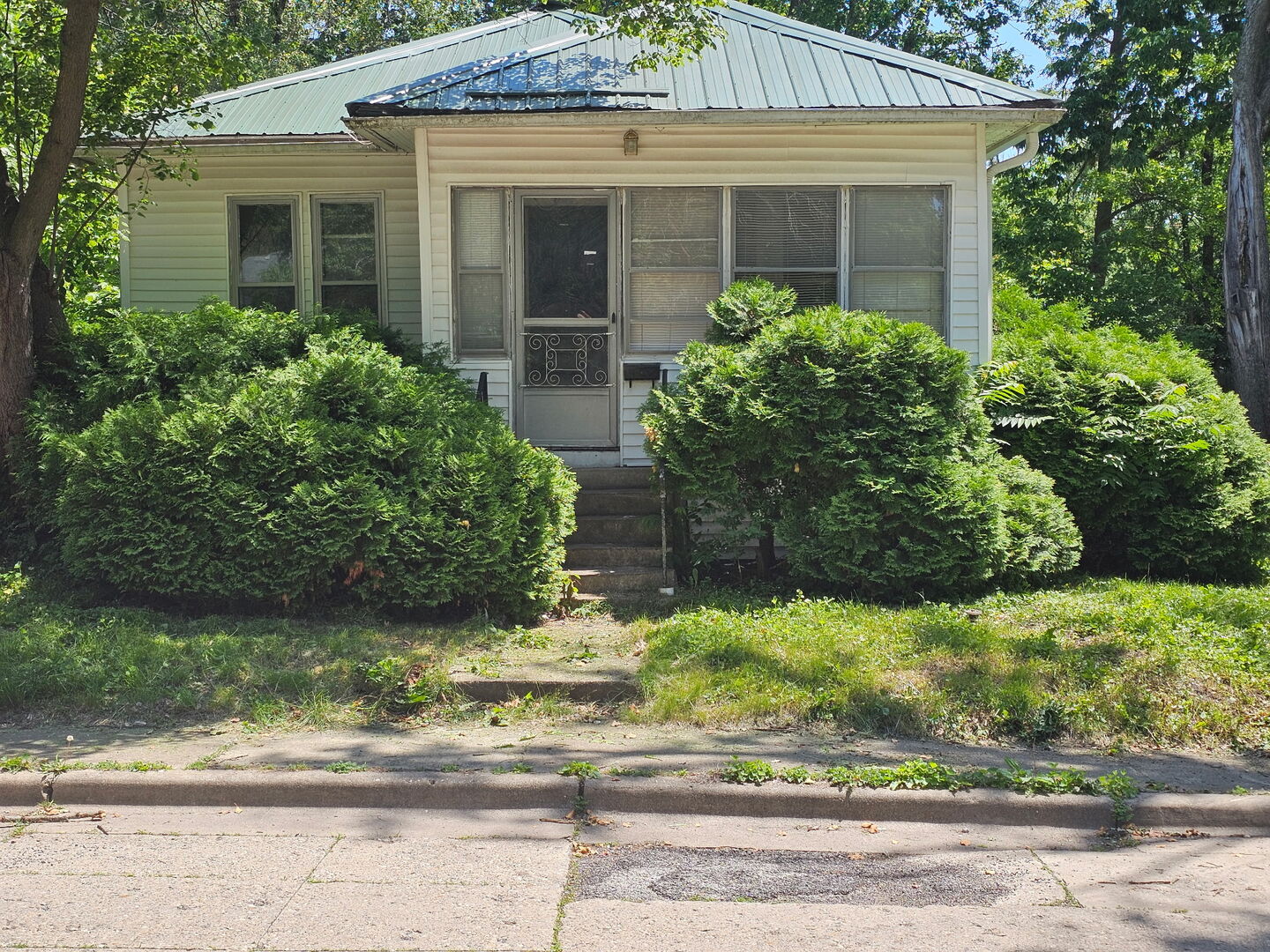 402 S Johnson Avenue Property Photo 1