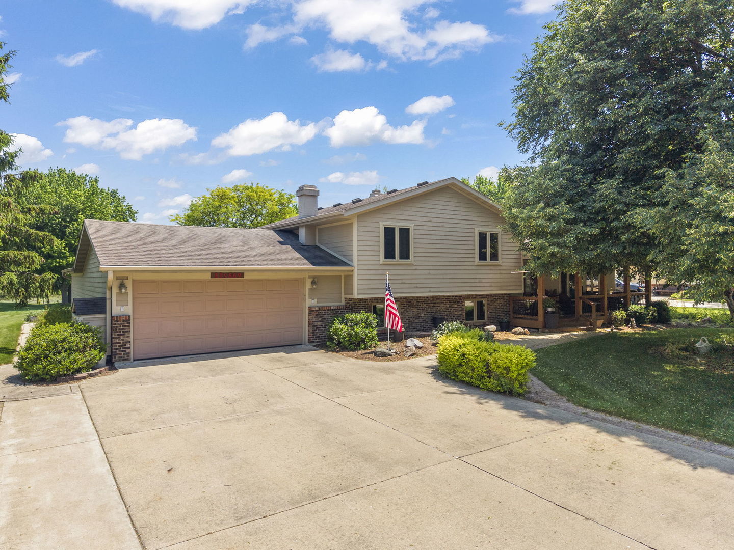 11S669 Schillinger Drive Property Photo 1