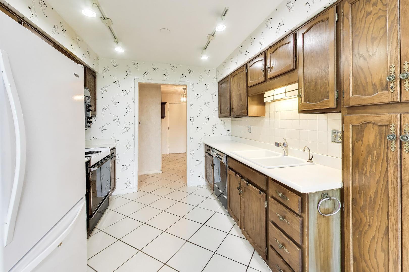 9558 Gross Point Road A605 Property Photo 11