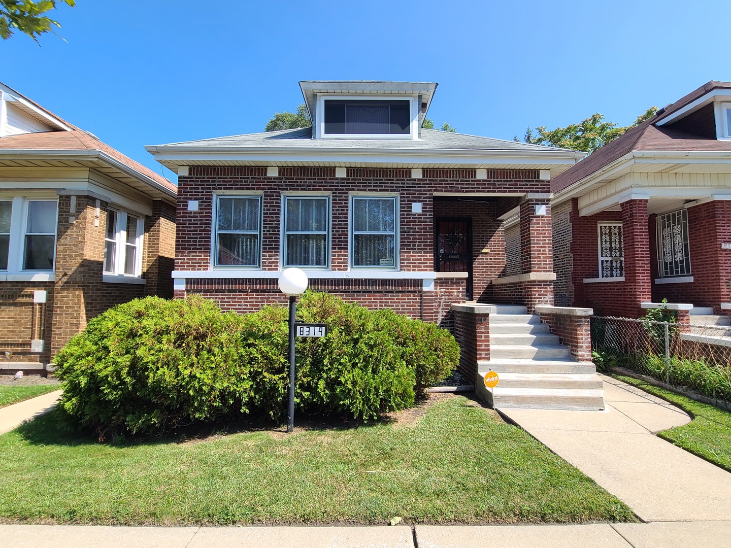 8319 S Crandon Avenue Property Photo 1