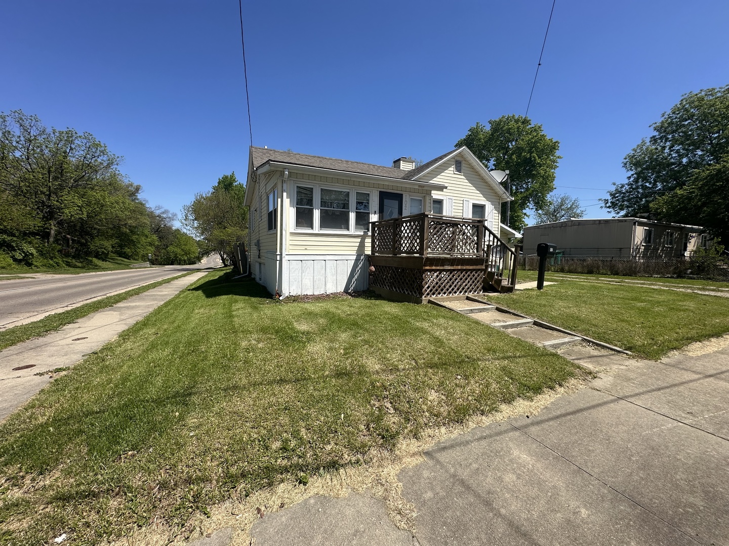 102 E Grove Street Property Photo 3