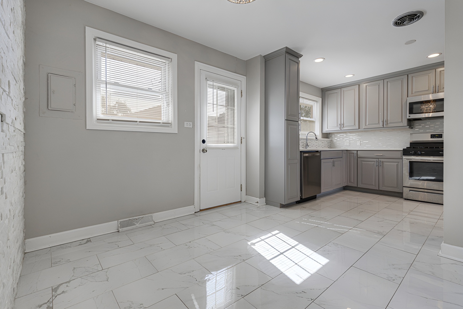 407 N West Avenue Property Photo 11