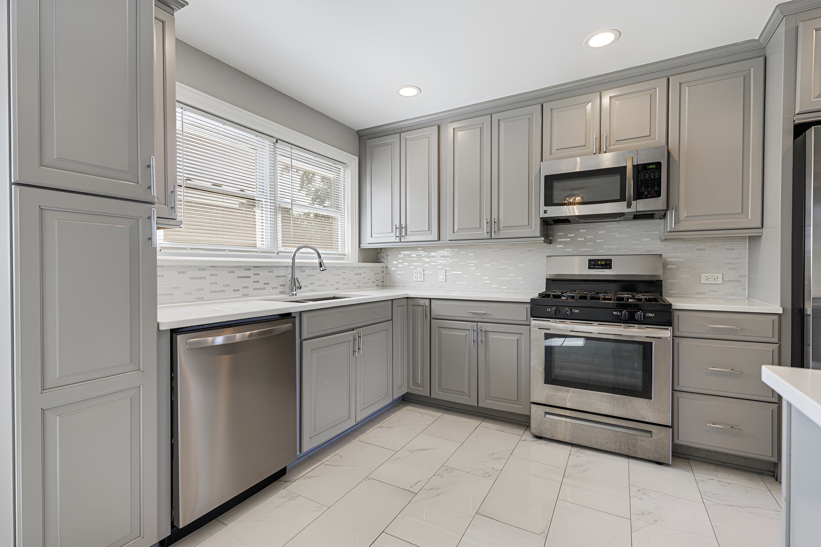 407 N West Avenue Property Photo 14
