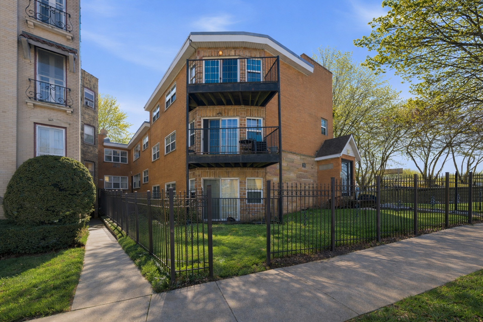 1937 W Pratt Boulevard 2n Property Photo 1