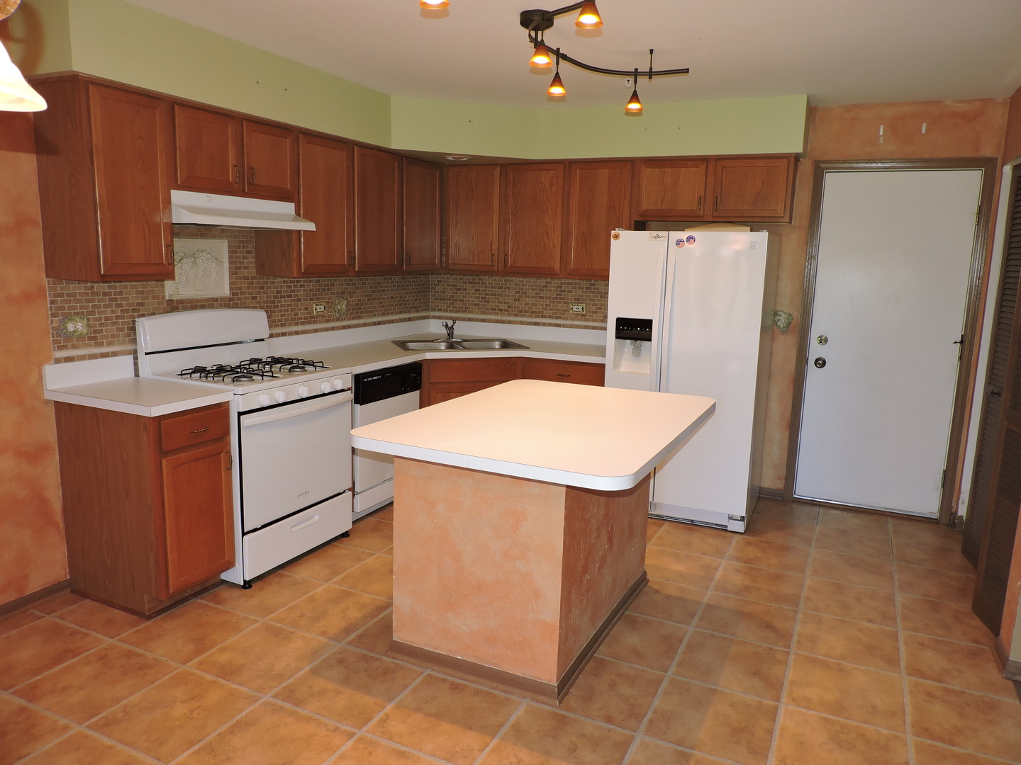 2480 Frost Drive Property Photo 4