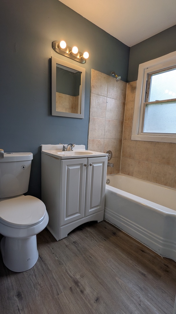 14136 S Hoxie Avenue Property Photo 4