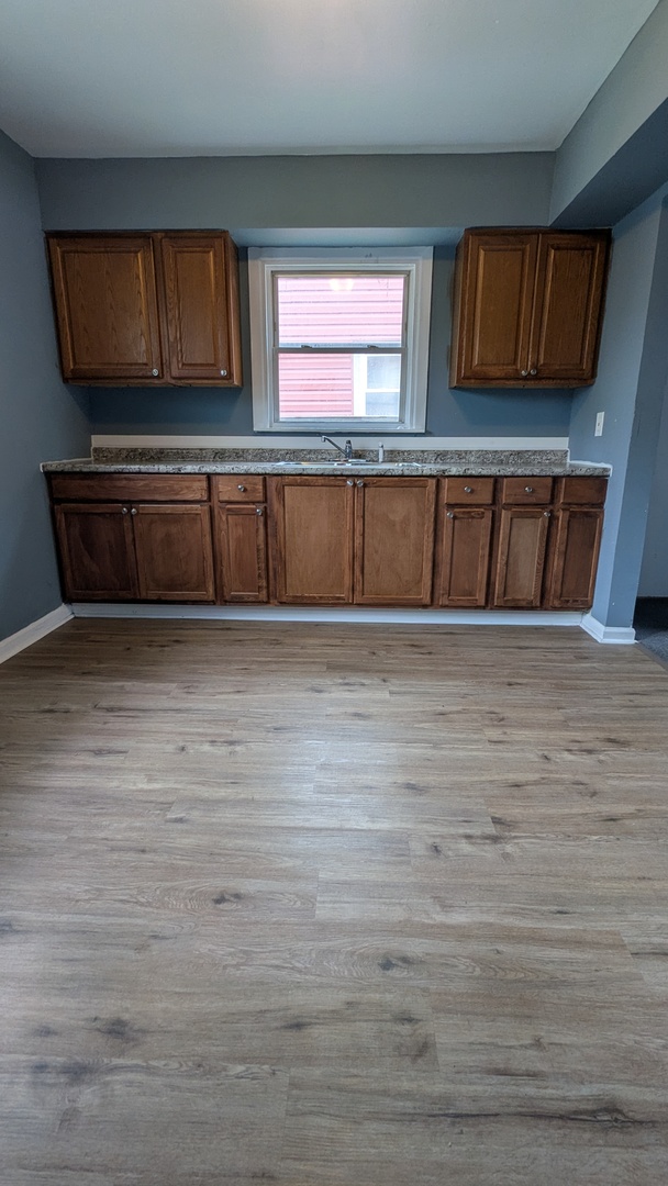 14136 S Hoxie Avenue Property Photo 10