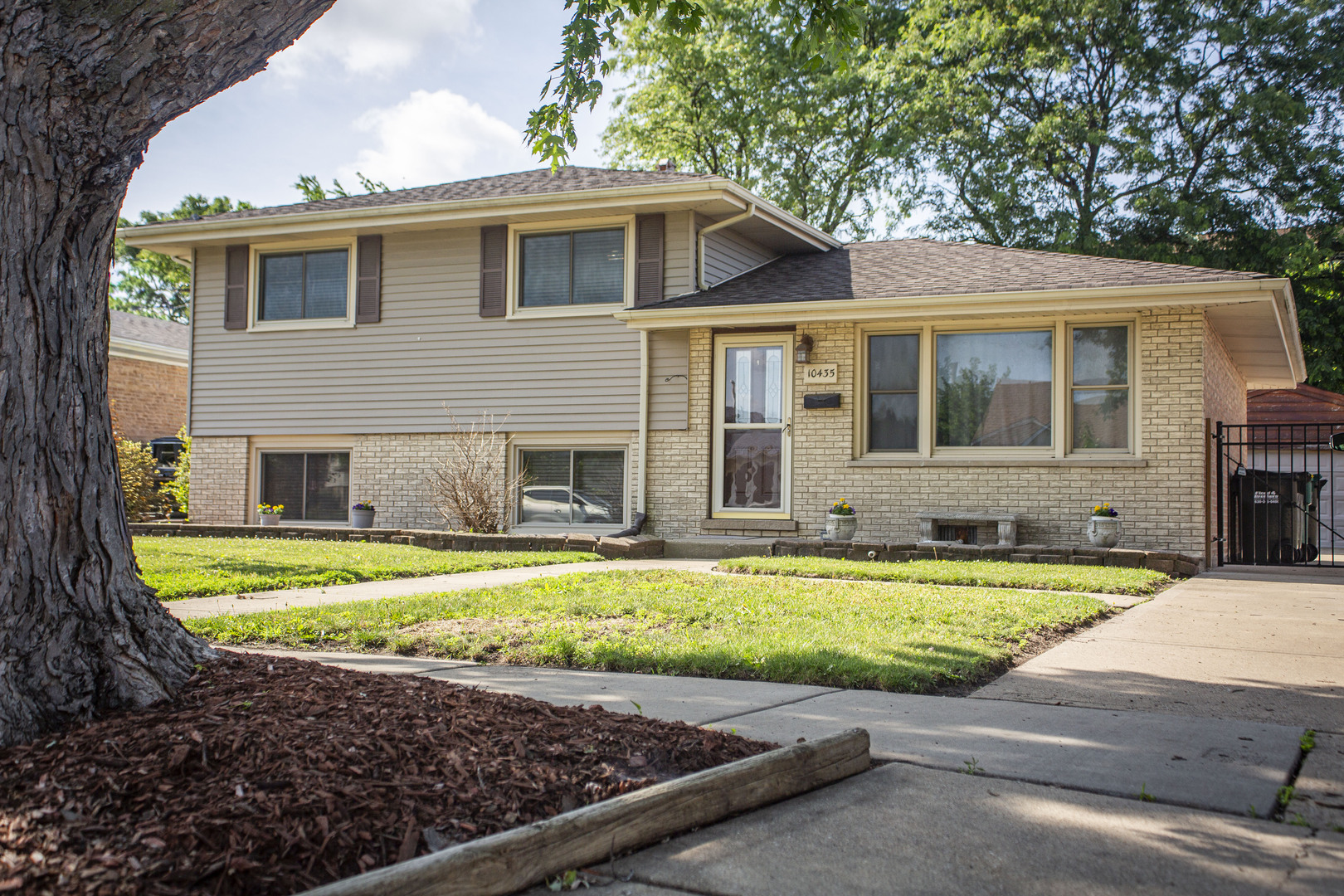 10435 Barnard Drive Property Photo 1