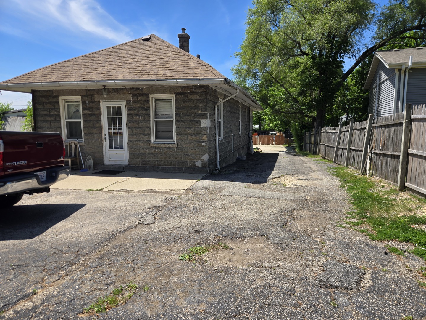 953 Elizabeth Street Property Photo 10