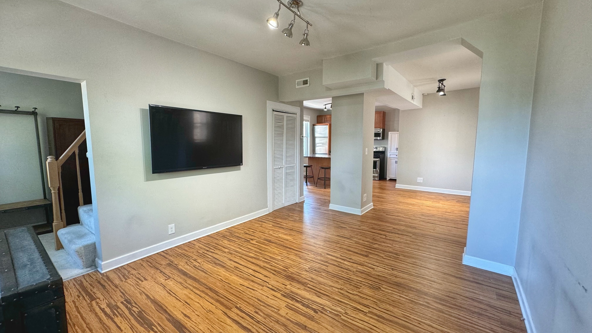 2115 W Wellington Avenue Property Photo 4
