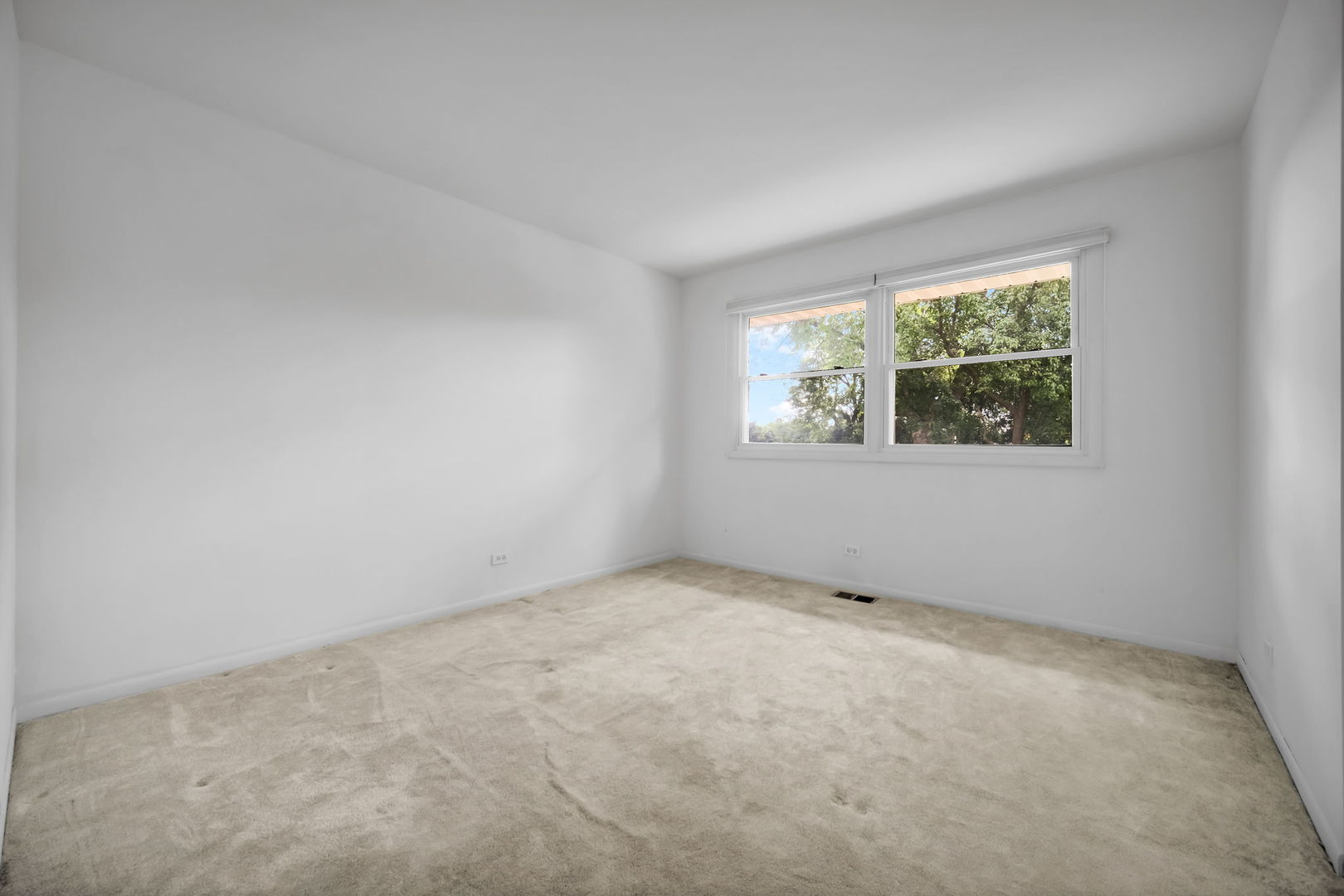 24w645 Woodcrest Drive Property Photo 27