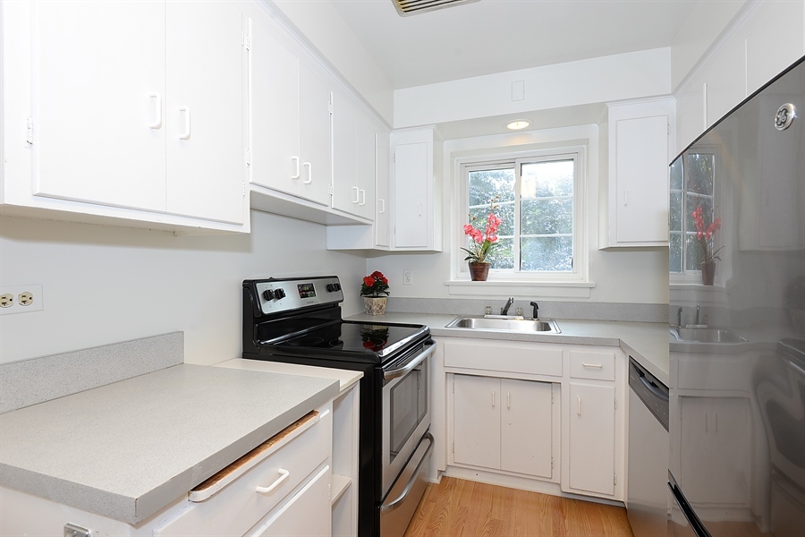 1402 Hinman Avenue 2e Property Photo 4