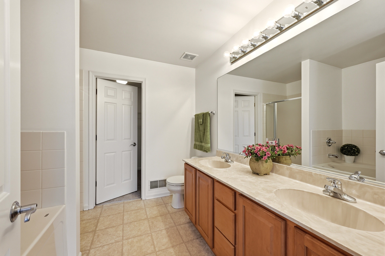 2320 Hudson Circle Property Photo 13
