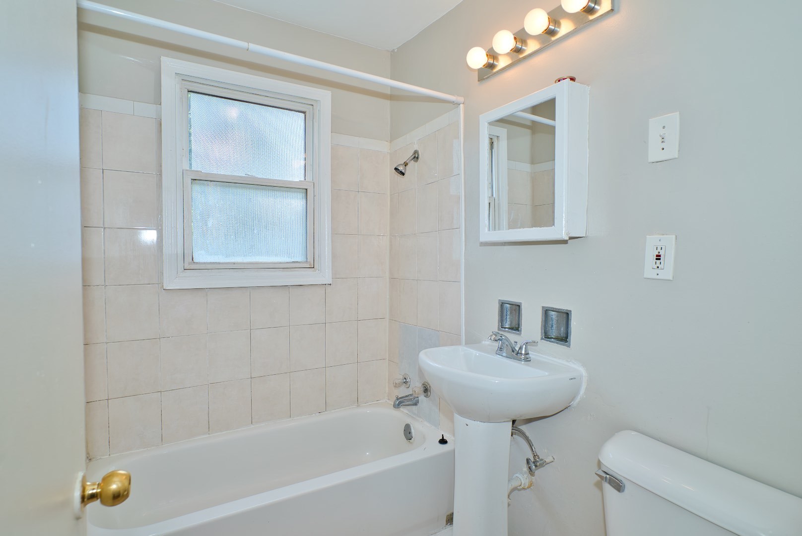 118 N Menard Avenue Property Photo 6