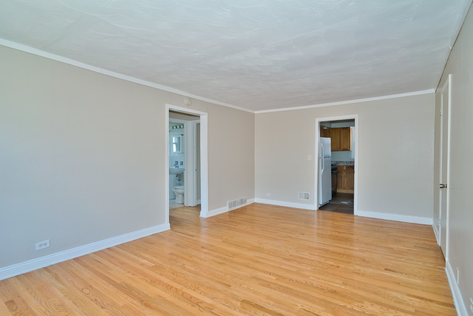 118 N Menard Avenue Property Photo 13