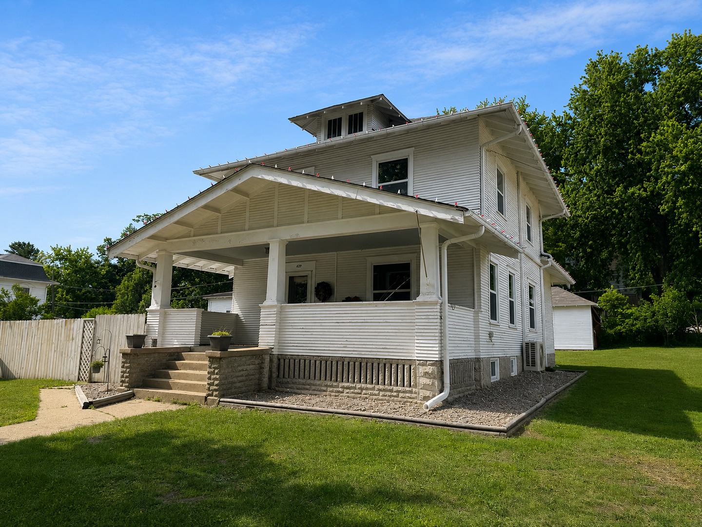 829 11th Avenue Property Photo 3