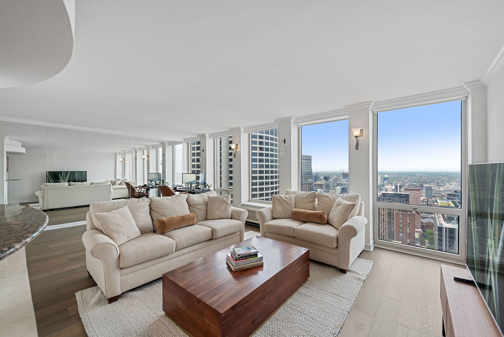 111 E Chestnut Street 55d Property Photo 2