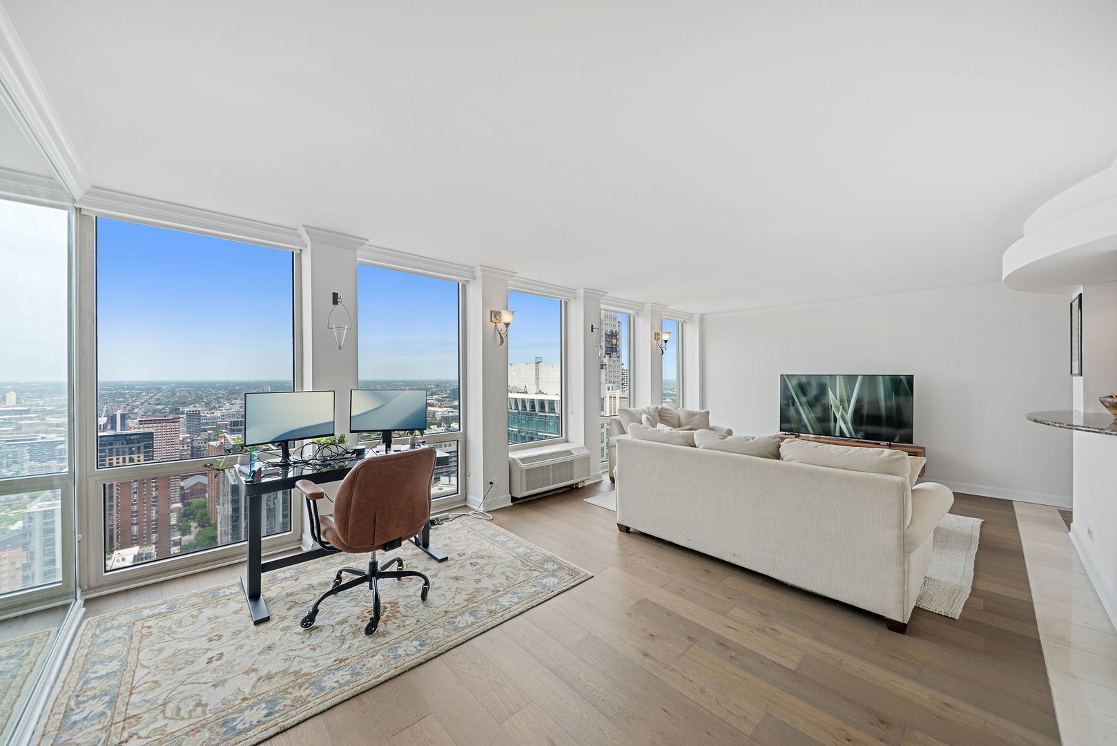 111 E Chestnut Street 55d Property Photo 4