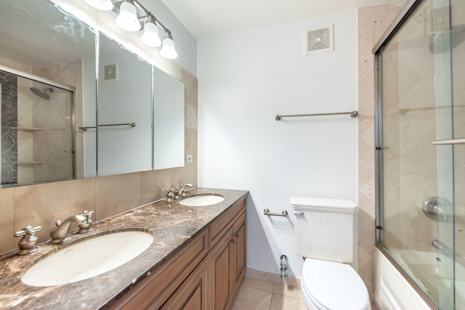 111 E Chestnut Street 55d Property Photo 14