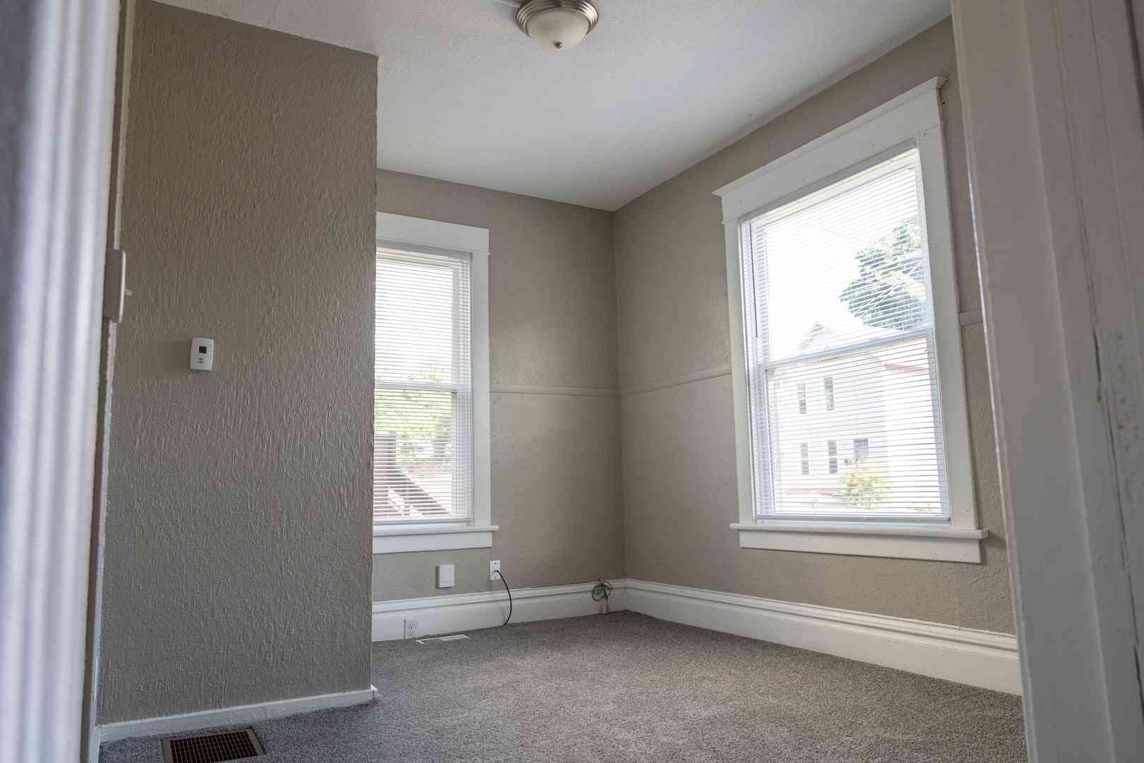 411 E 8th Street Property Photo 2