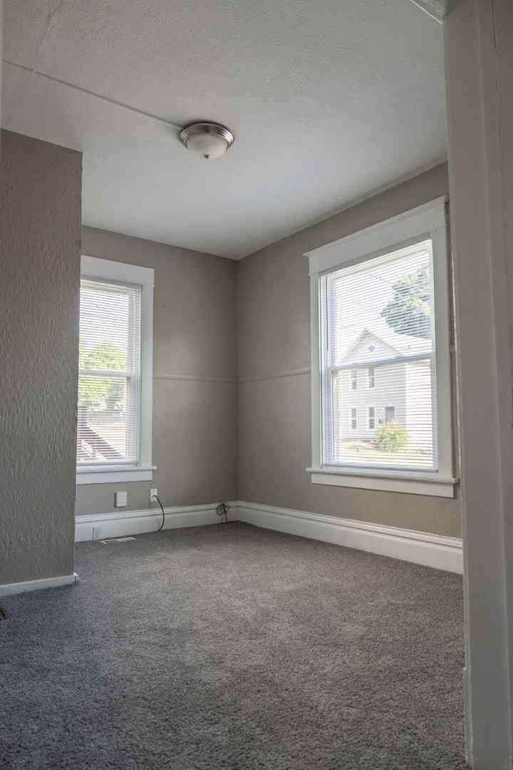 411 E 8th Street Property Photo 3