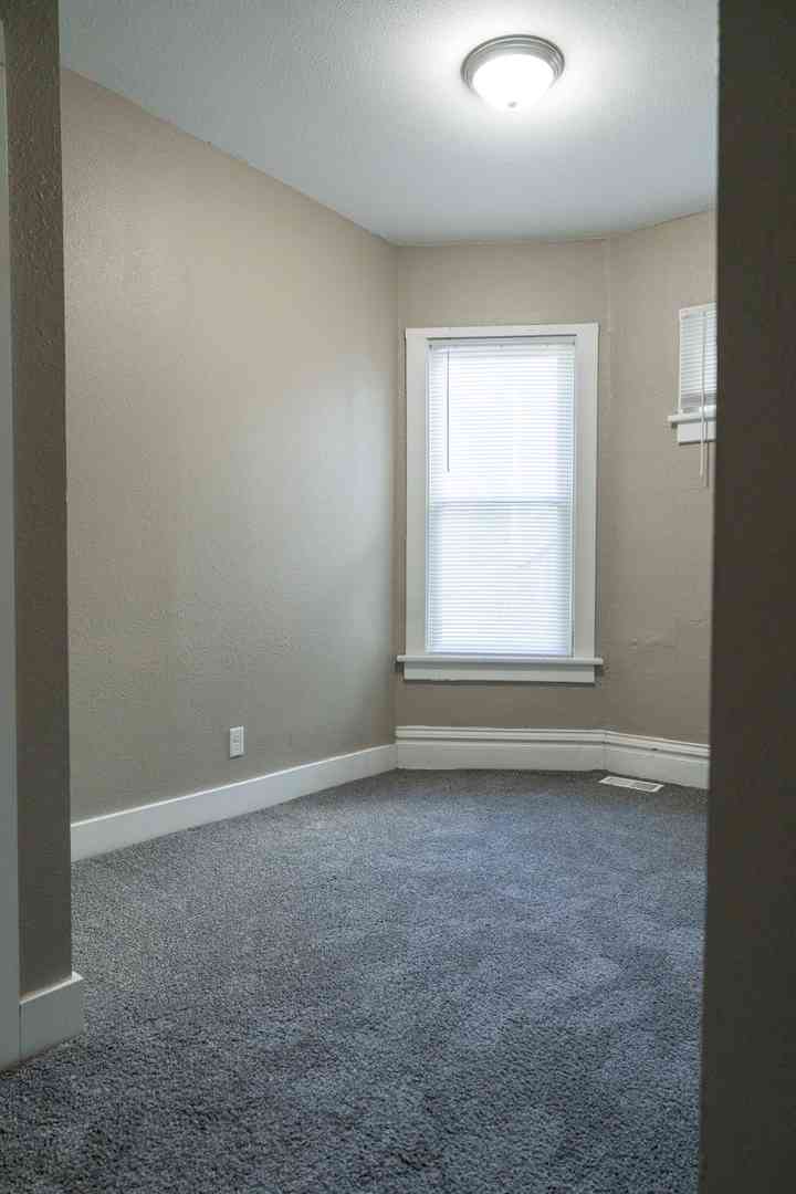411 E 8th Street Property Photo 4