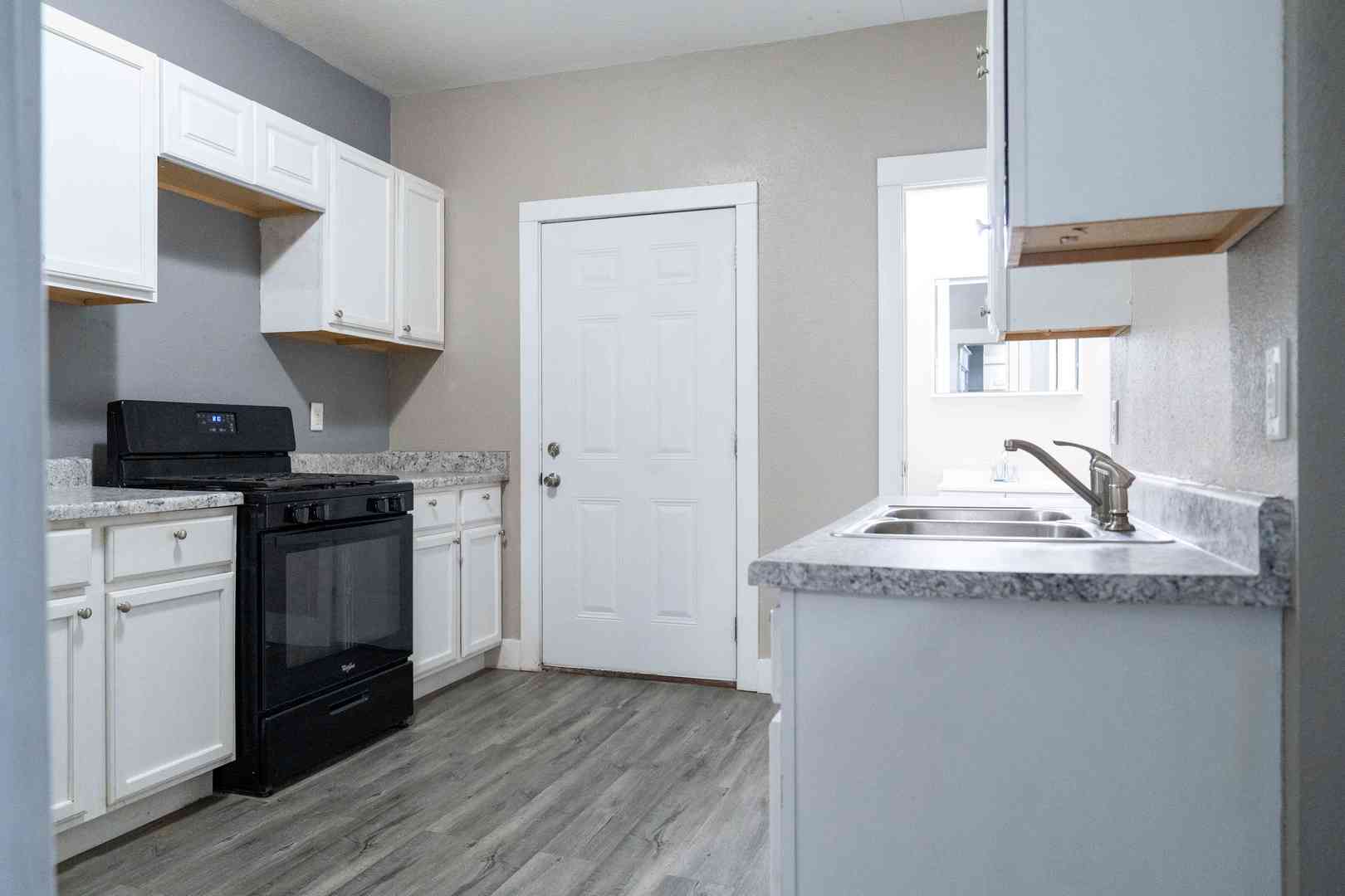 411 E 8th Street Property Photo 7