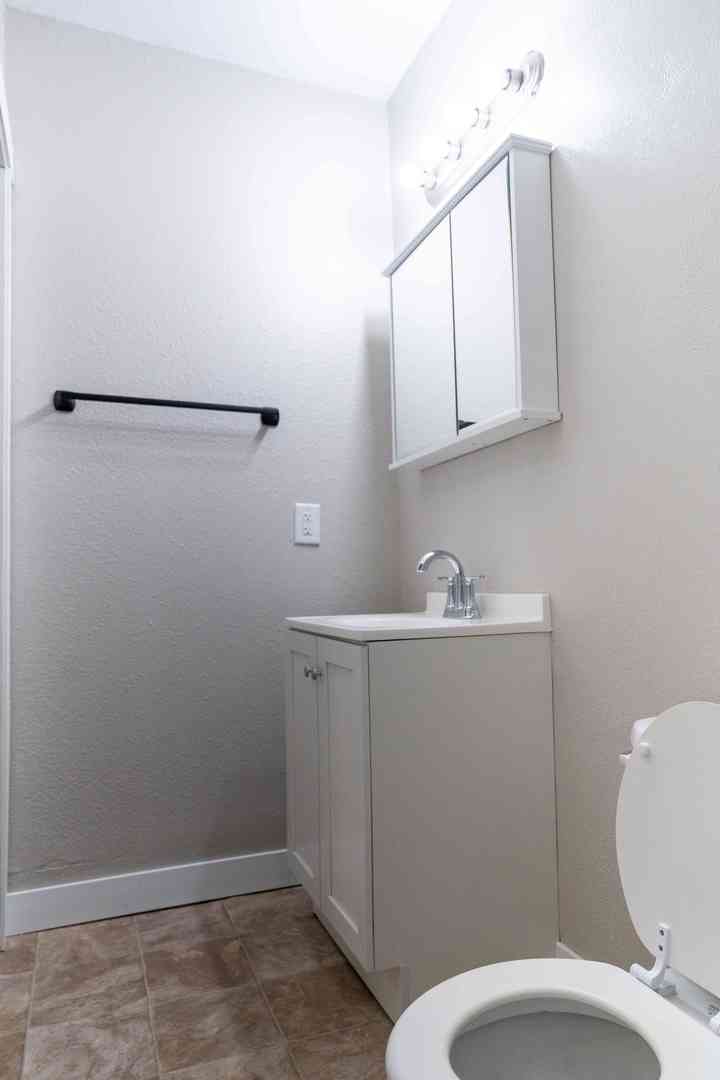 411 E 8th Street Property Photo 8