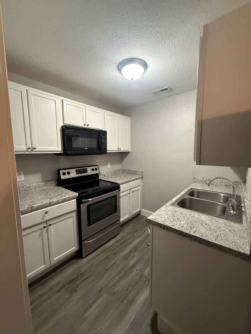 411 E 8th Street Property Photo 20