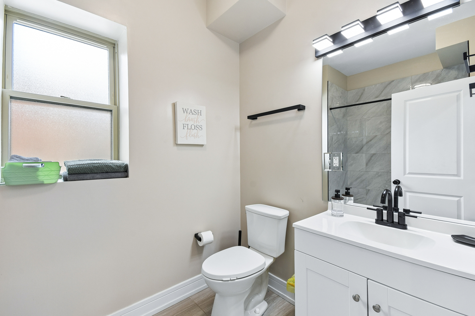 6835 S Clyde Avenue Property Photo 7