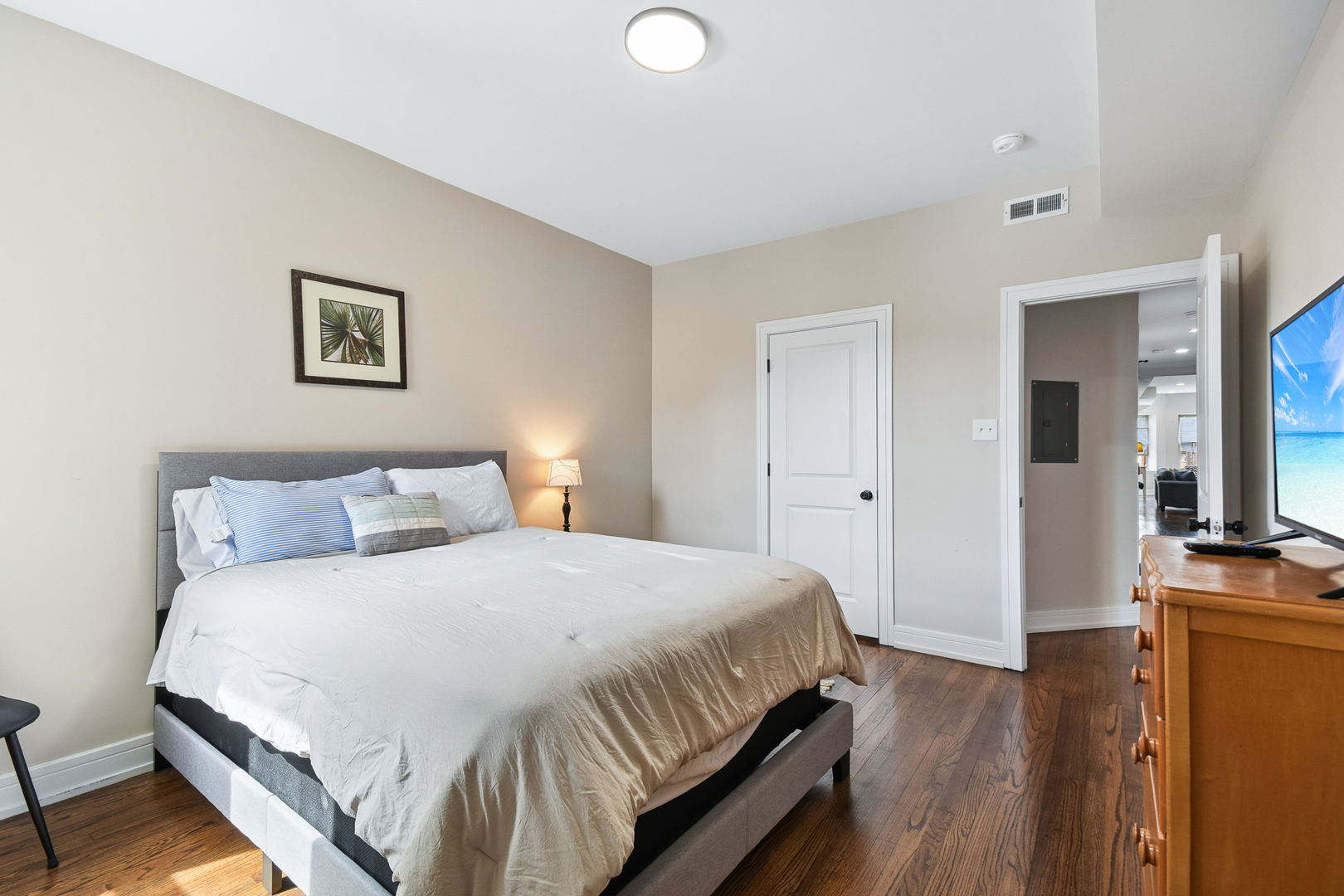 6835 S Clyde Avenue Property Photo 8