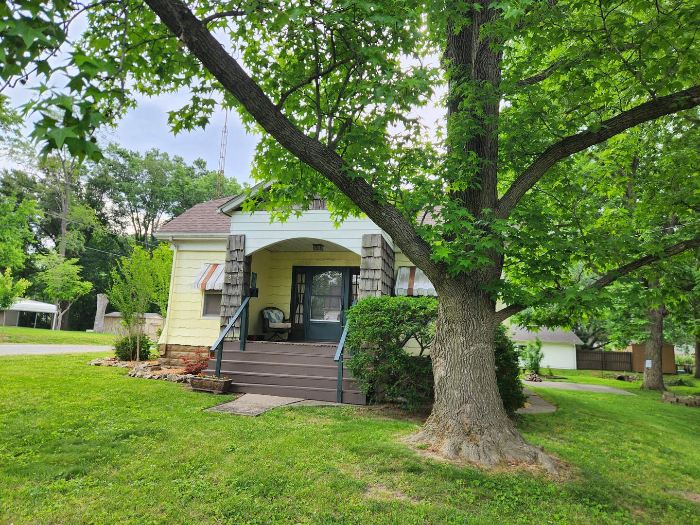 312 N Beaucoup Street Property Photo 3