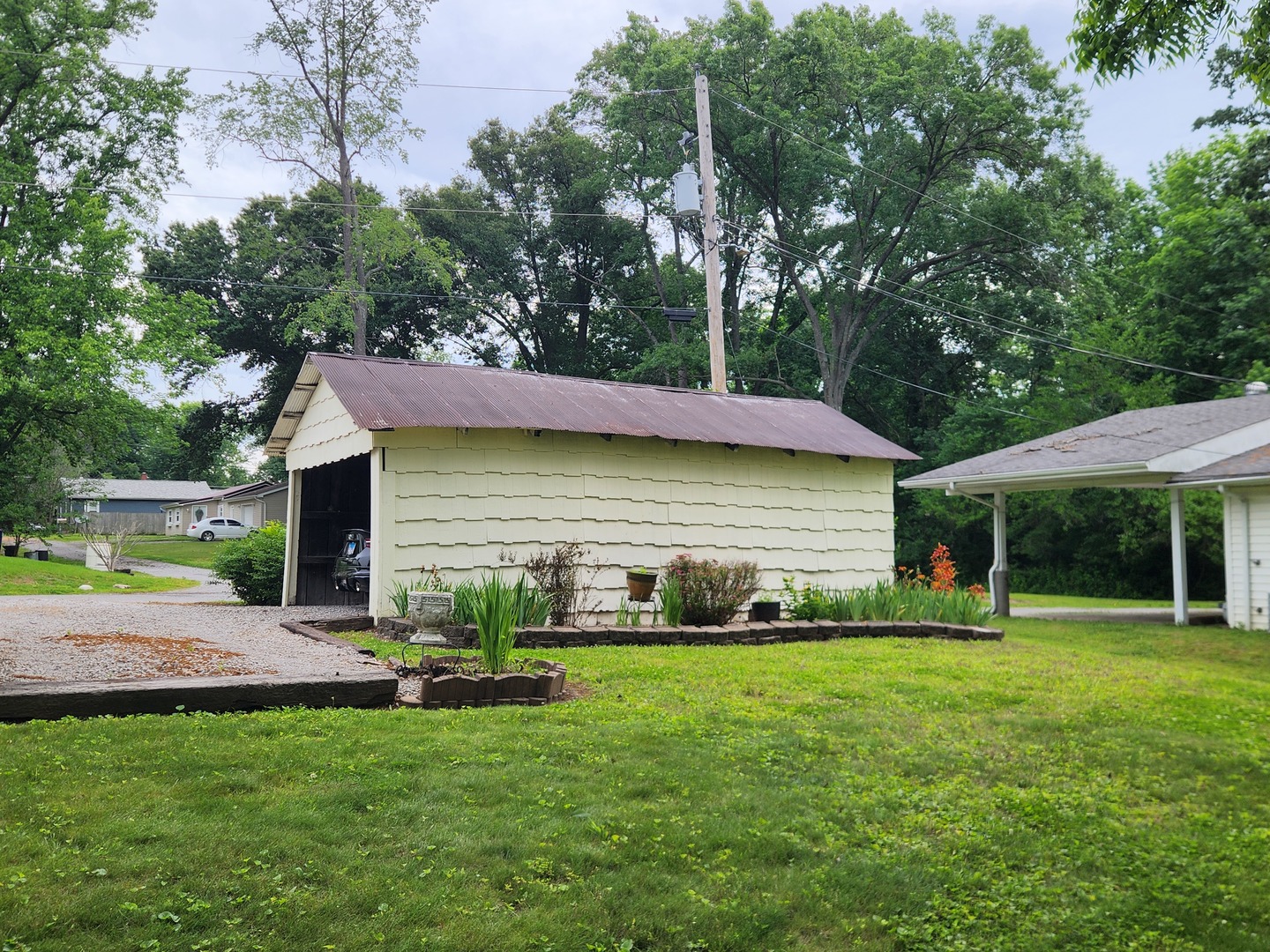 312 N Beaucoup Street Property Photo 4