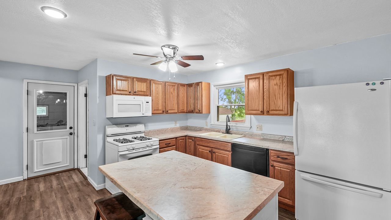 10009 Wolf Road Property Photo 8