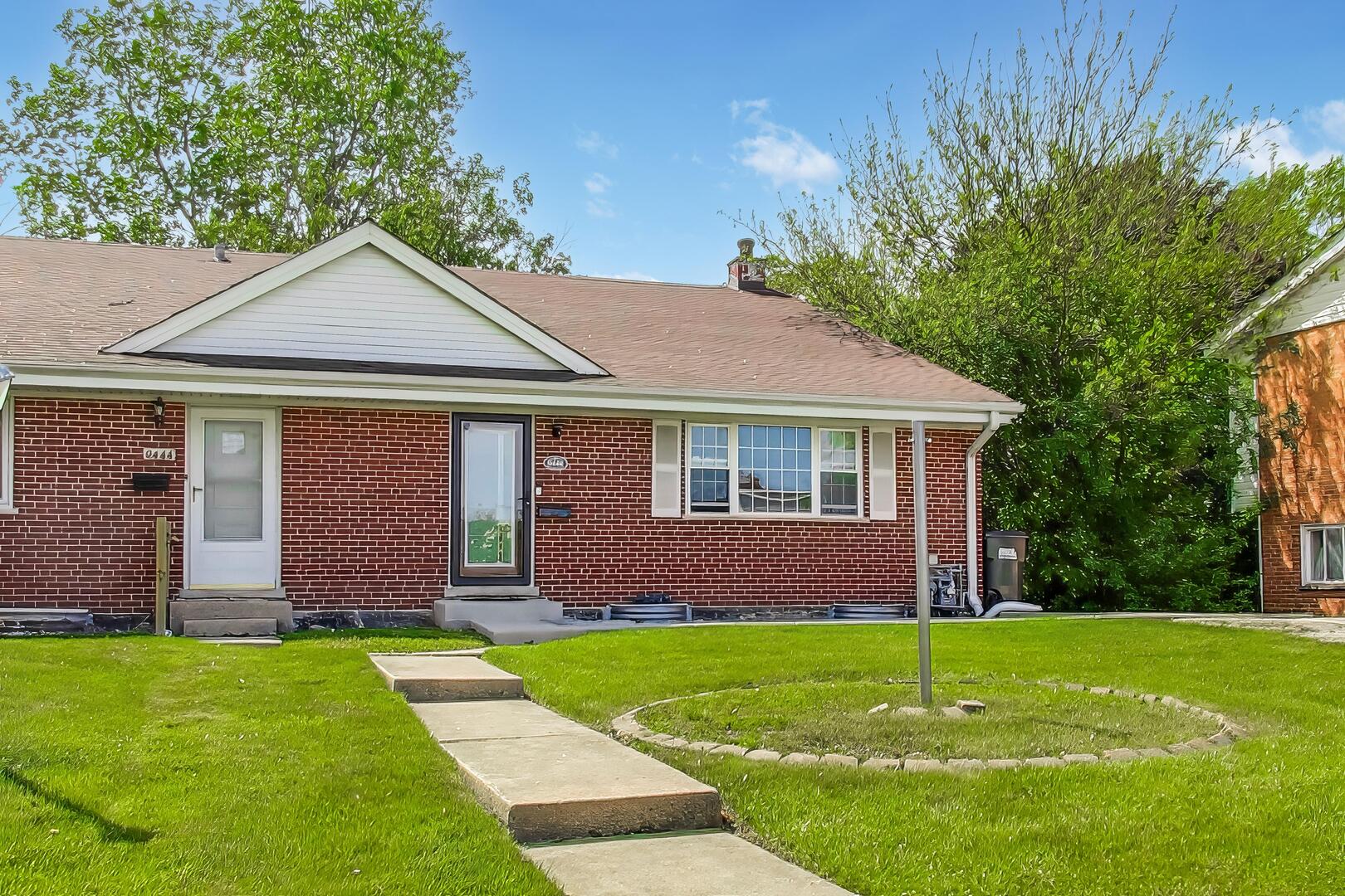 9448 N Oak Avenue Property Photo 1