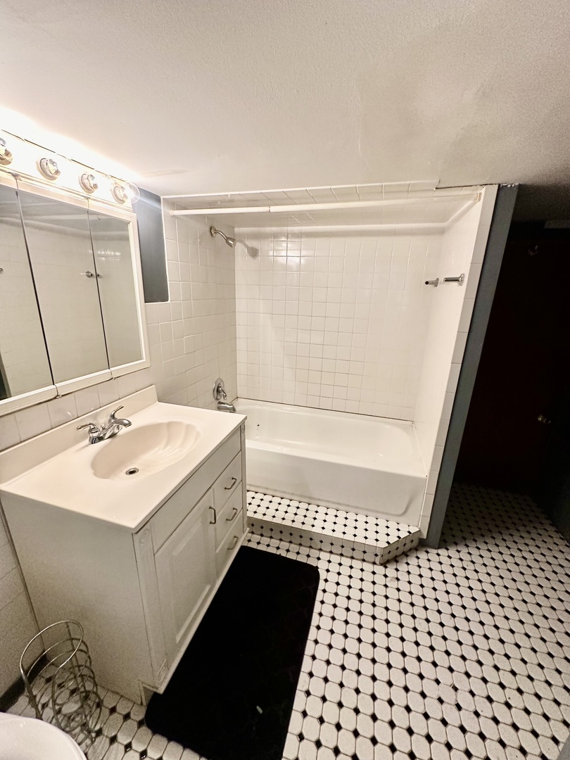 6733 S Maplewood Avenue Property Photo 27