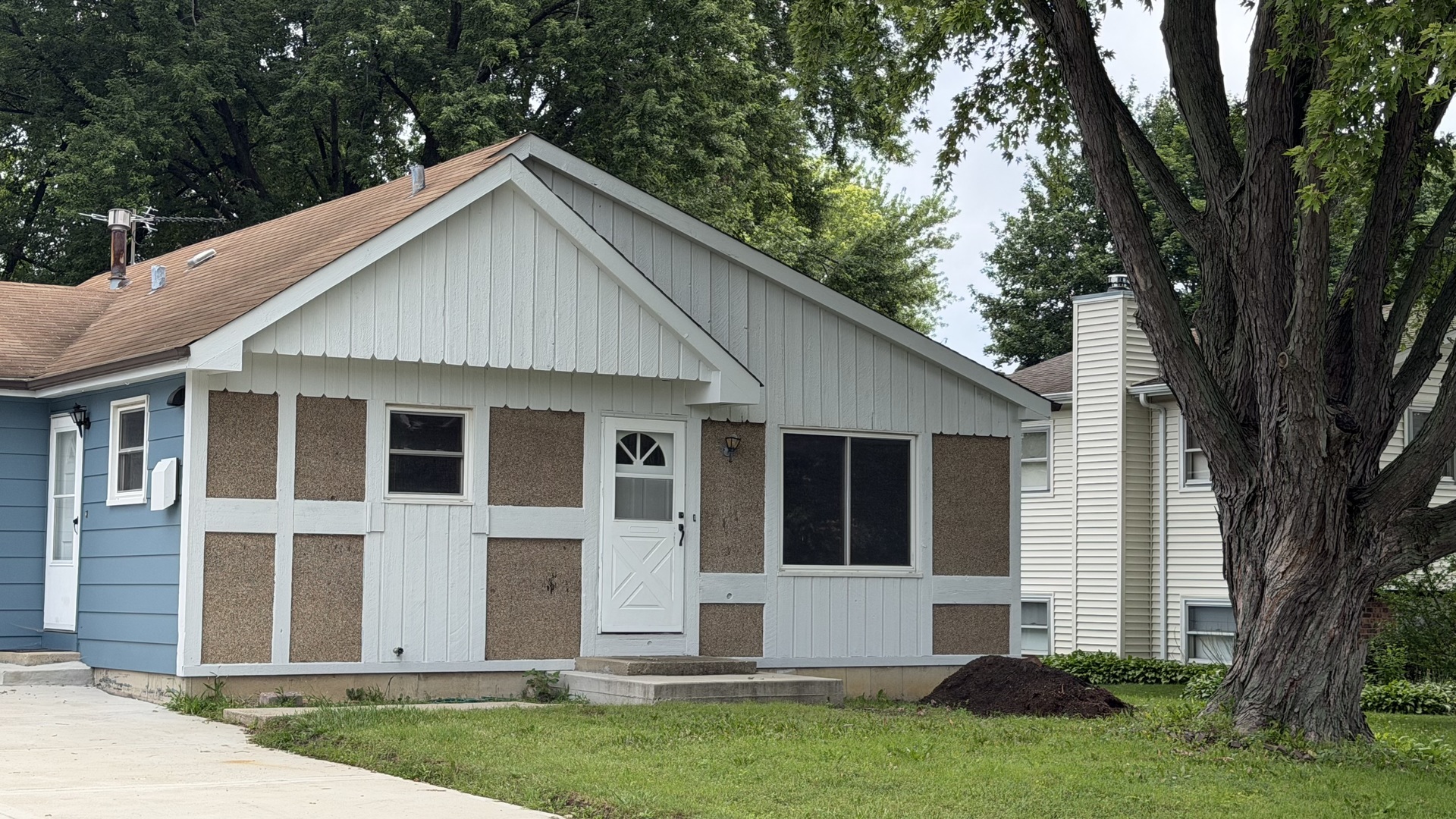 1900 Longmeadow Drive Property Photo 3