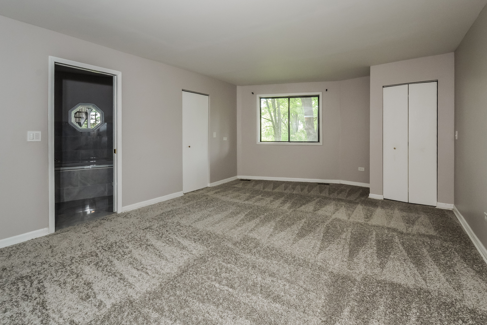 526 Towne Court Property Photo 4